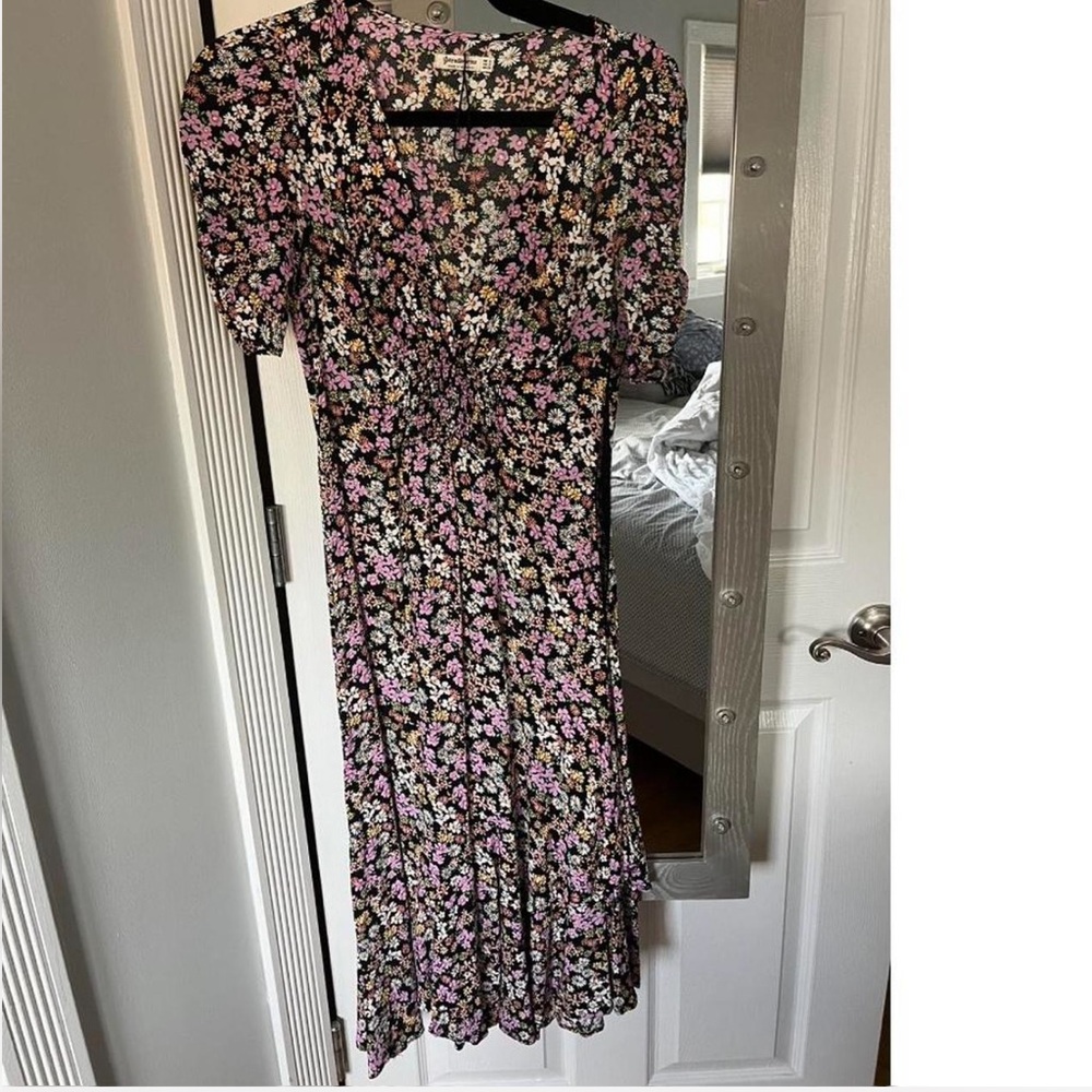 Stradivarius Asymmetrical Floral Dress with V-neck - Black and Pink Size small